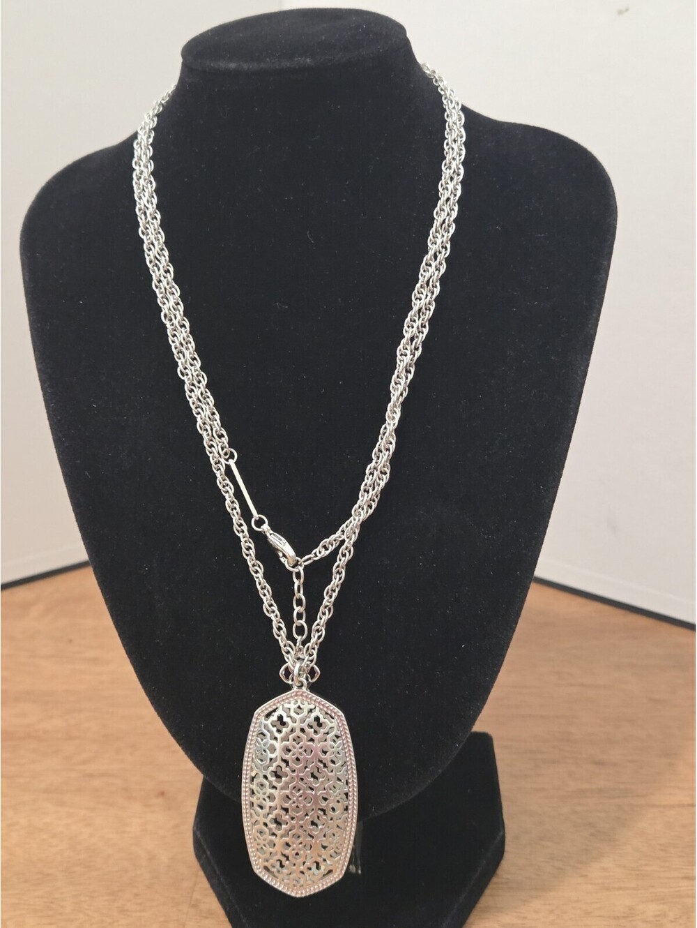 Beautiful Kendra Scott statement pendant necklace featuring an intricate...